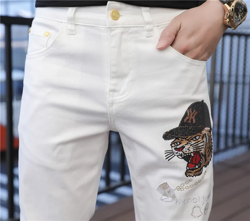 2021 spring/summer new men's fashion jeans white slim slim feet micro elastic thin embroidered hot drill pants handsome
2021 spring/summer new men's fashion jeans white slim slim feet micro elastic thin embroidered hot drill pants handsome