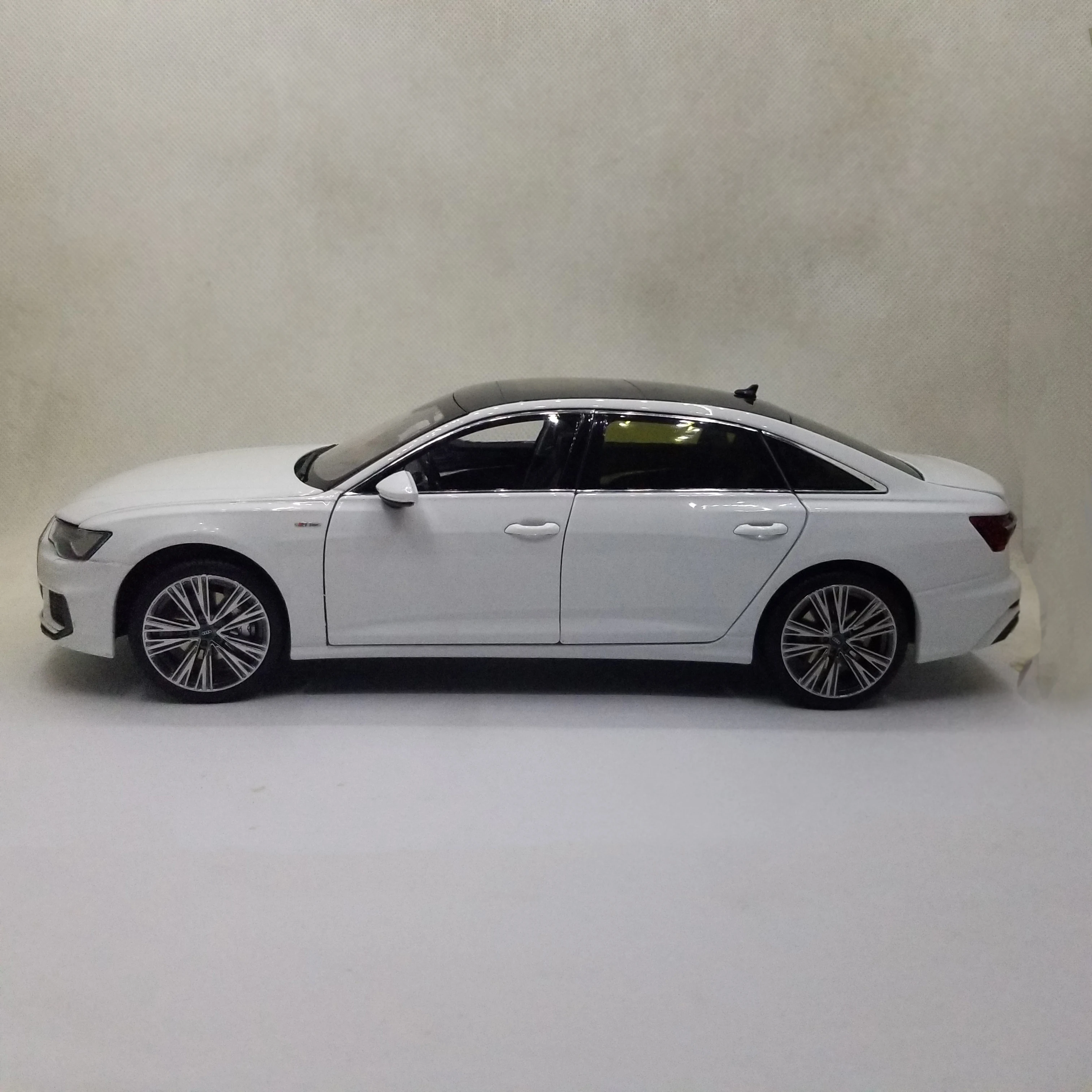 1:18 Diecast Model for A6L 2019 White Sedan Alloy Toy Car Miniature Collection Gifts A6 S6
1:18 Diecast Model for A6L 2019 White Sedan Alloy Toy Car Miniature Collection Gifts A6 S6