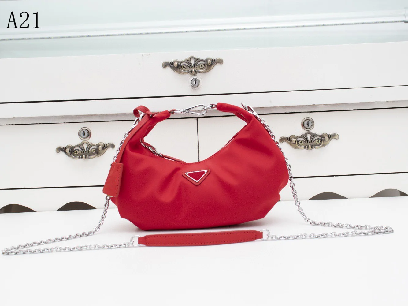 2021 New Fashion Pleated Chain Handbag Luxury Brand Versatile Simple one Shoulder Bag Cloud Bag Women Brand Dumpling Hand Bag
2021 New Fashion Pleated Chain Handbag Luxury Brand Versatile Simple one Shoulder Bag Cloud Bag Women Brand Dumpling Hand Bag