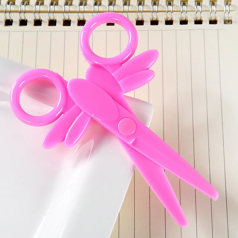 Creative butterfly pattern baby safe plastic paper-cutting primary school art knife children's DIY plastic scissors
Creative butterfly pattern baby safe plastic paper-cutting primary school art knife children's DIY plastic scissors