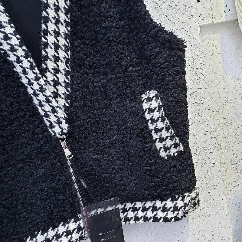 New Winter Splice Tweed Lattice Vets Women V Neck Loose Fit Faux Lamb Wool Cardigan Waistcoat Fashion Ladies Sleeveless Jacket
New Winter Splice Tweed Lattice Vets Women V Neck Loose Fit Faux Lamb Wool Cardigan Waistcoat Fashion Ladies Sleeveless Jacket