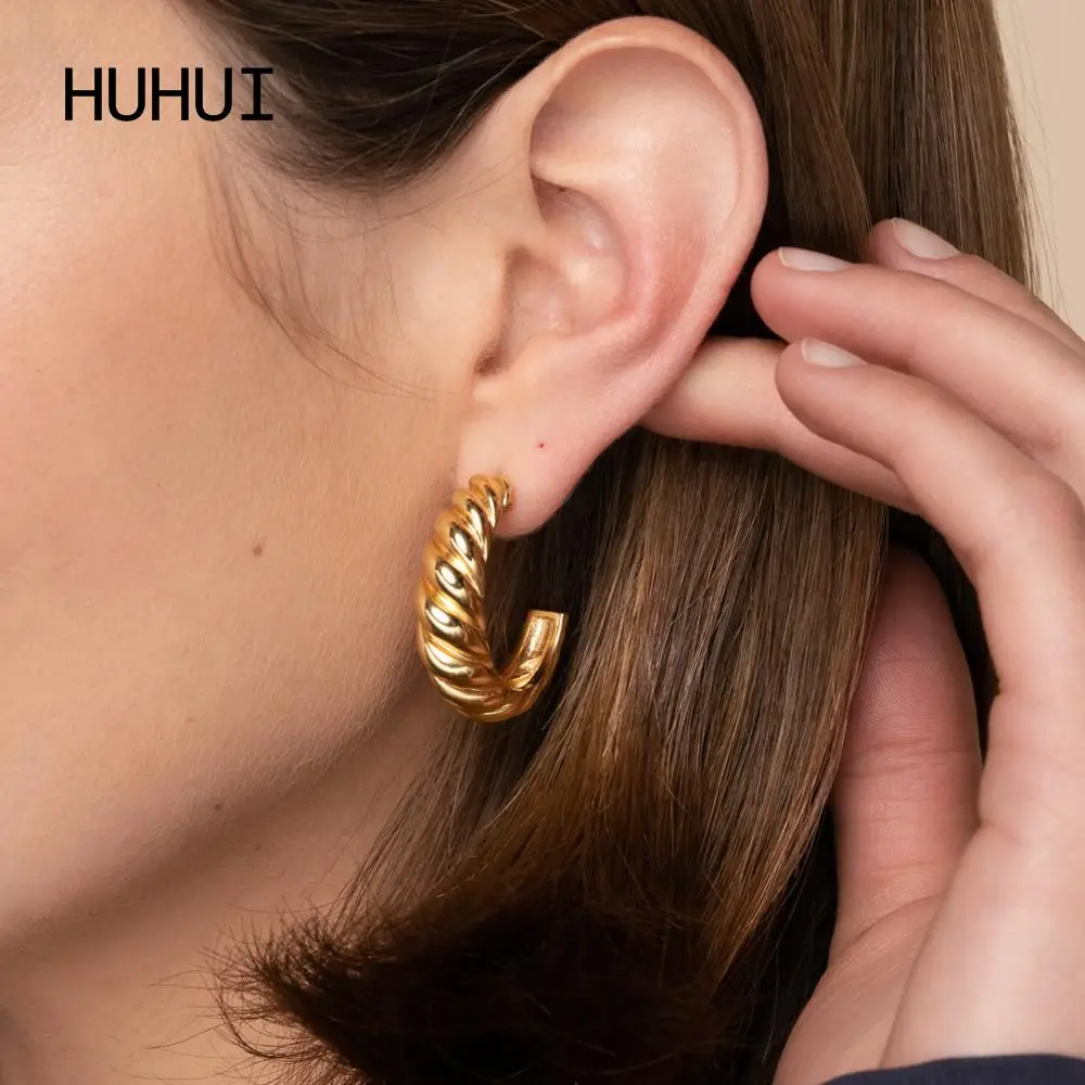 HUHHUI Croissant Shape Earrings Gold-plated Twist Hoop Ear Fashion 18K Gold-plated Stainless Steel Jewelry For Women Gift
HUHHUI Croissant Shape Earrings Gold-plated Twist Hoop Ear Fashion 18K Gold-plated Stainless Steel Jewelry For Women Gift