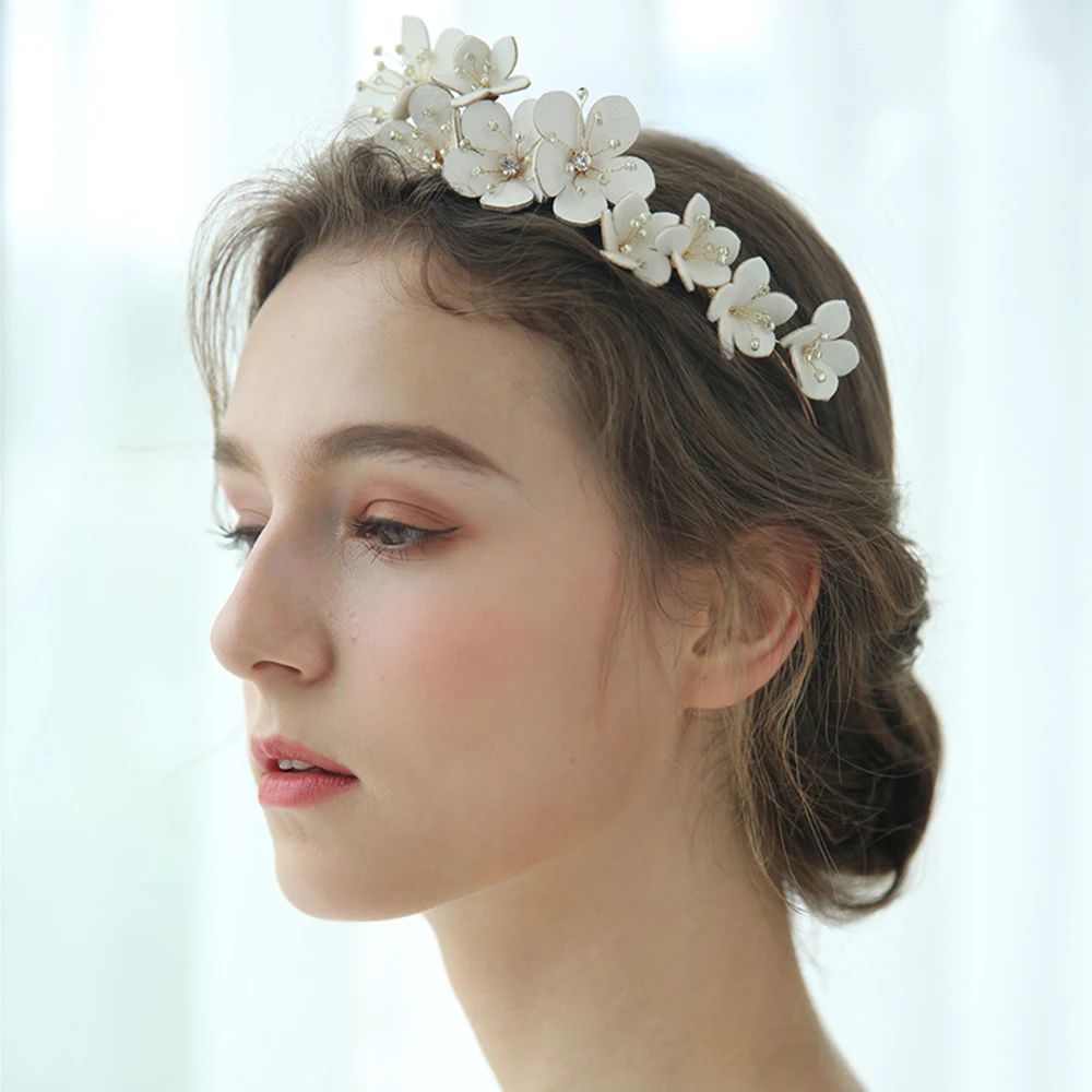YOUYOU BRIDE Vintage Wedding Tiara Crown White Leather Flower Bride Headpiece Crystal Hairbands Soft Bridal Evening Hair Jewelry
YOUYOU BRIDE Vintage Wedding Tiara Crown White Leather Flower Bride Headpiece Crystal Hairbands Soft Bridal Evening Hair Jewelry