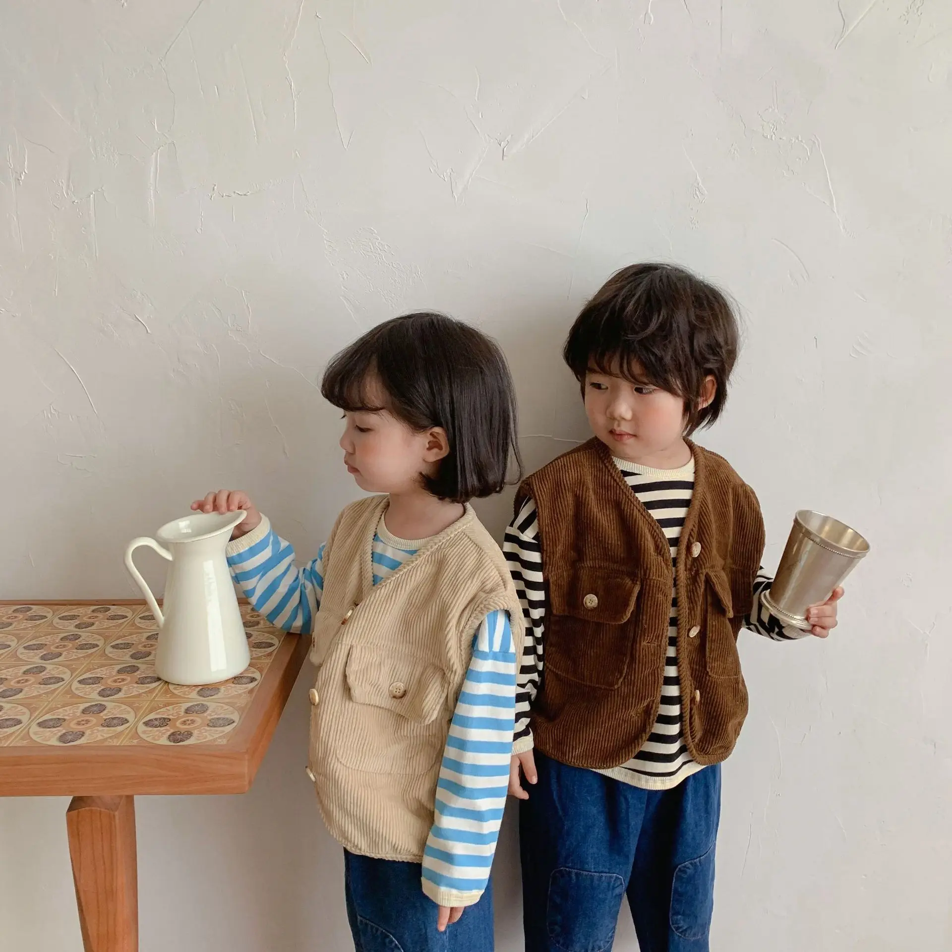 Повседневные вельветовые однотонные плотные жилеты для мальчиков и девочек
Повседневные вельветовые однотонные плотные жилеты для мальчиков и девочек