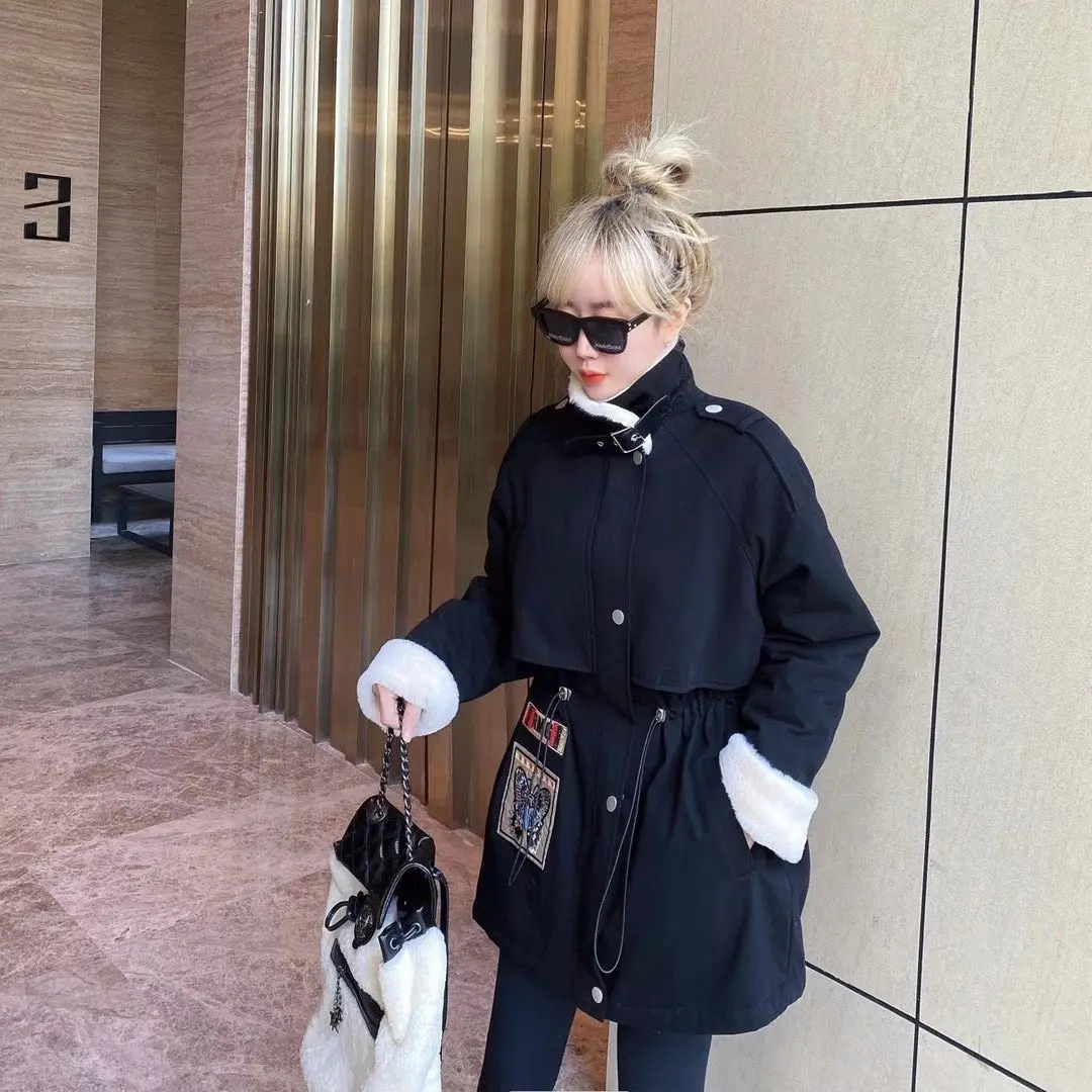 Fashion autumn and winter new loose waist rabbit fur lining mid-length heavy embroidery windbreaker
Fashion autumn and winter new loose waist rabbit fur lining mid-length heavy embroidery windbreaker