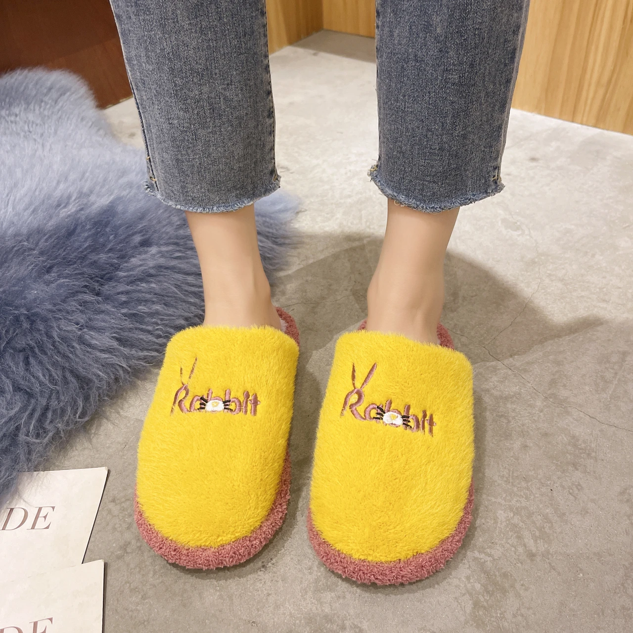 Women Cartoon Indoor Slippers Winter Slipper for Women Fluffy Fur Slipper Warm Soft Comfortable Plush Slipper Female Footwear
Women Cartoon Indoor Slippers Winter Slipper for Women Fluffy Fur Slipper Warm Soft Comfortable Plush Slipper Female Footwear