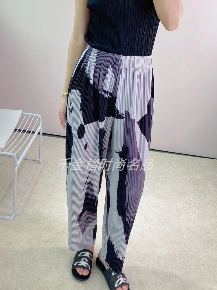 2021 autumn and winter new women's thickened harem pants Miyak fold Large size loose print slimming elastic waist carrot pants
2021 autumn and winter new women's thickened harem pants Miyak fold Large size loose print slimming elastic waist carrot pants