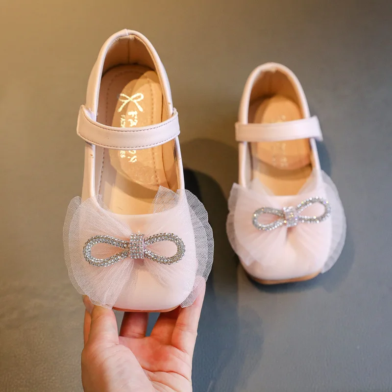 Autumn Bowtie Girls Leather Shoes Soft Bottom Rhinestone Kids Princess Shoes Girls Childrens Flat Single Shoes for Party
Autumn Bowtie Girls Leather Shoes Soft Bottom Rhinestone Kids Princess Shoes Girls Childrens Flat Single Shoes for Party