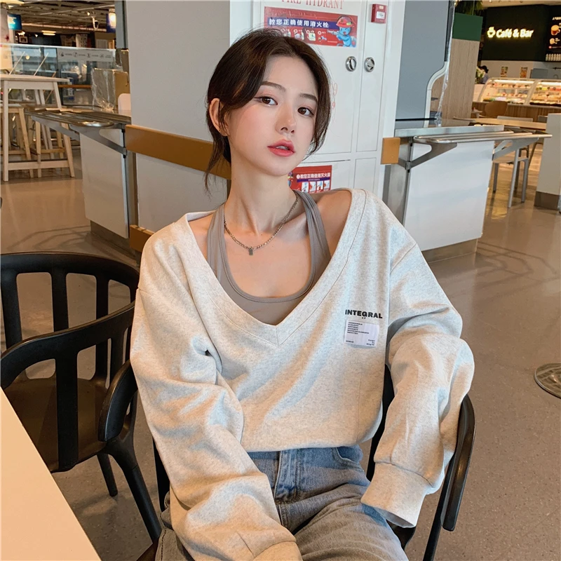 Korean Casual Fake Two Piece Hoodies Women V-Neck Sexy Loose Halter Pullover Letter Print Sweatshirts Vintage Streetwear M339
Korean Casual Fake Two Piece Hoodies Women V-Neck Sexy Loose Halter Pullover Letter Print Sweatshirts Vintage Streetwear M339