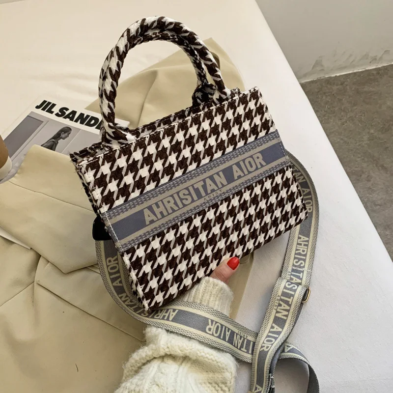 Autumn Winter Vintage Handbag Swallow Gird Style Tote Square Shopper Travel Bags 2021 Trend Single-Shoulder Bag Large Capacity
Autumn Winter Vintage Handbag Swallow Gird Style Tote Square Shopper Travel Bags 2021 Trend Single-Shoulder Bag Large Capacity