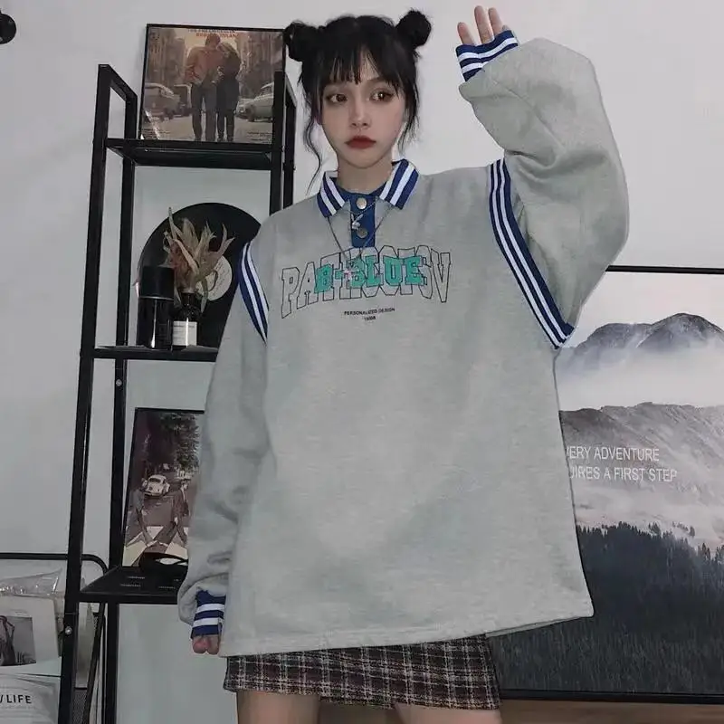 Vintage Polo Collar Splicing Letter Print Fleece Oversized Sweatshirt Women Long Sleeve Casual Student Teens Spring Fashion Tops 
Vintage Polo Collar Splicing Letter Print Fleece Oversized Sweatshirt Women Long Sleeve Casual Student Teens Spring Fashion Tops
