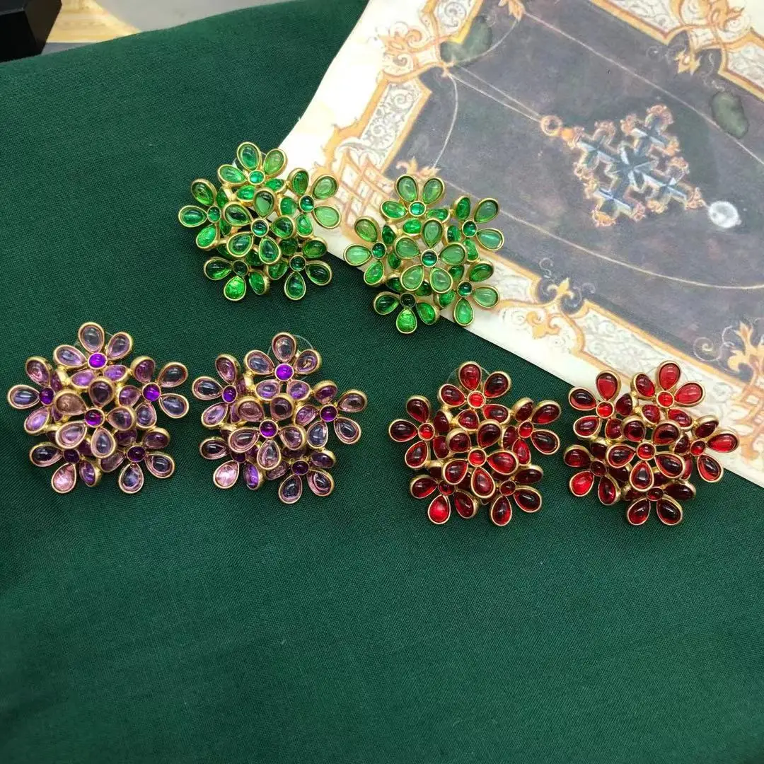 Three-color flowers retro European and American diamond personality classic earrings
Three-color flowers retro European and American diamond personality classic earrings