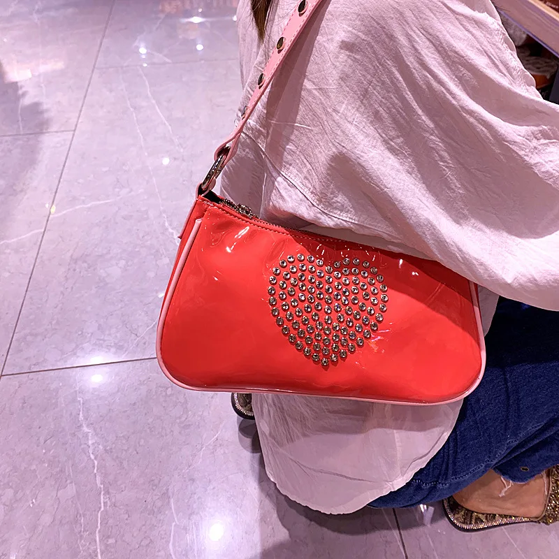 2022 summer new patent leather rhinestone girl love powder PU handbag patent leather baguette armpit fashion shoulder bag
2022 summer new patent leather rhinestone girl love powder PU handbag patent leather baguette armpit fashion shoulder bag