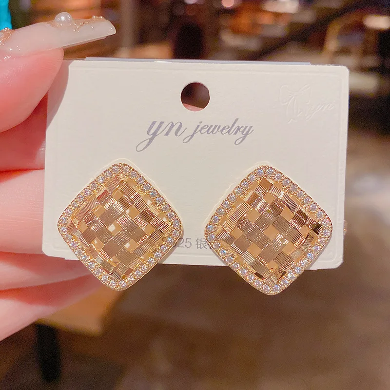 Luxury 14K Real Gold Personality Woven Hollow Diamond Zircon S Needle Stud Earrings for Women Cubic Zircon ZC Earrings
Luxury 14K Real Gold Personality Woven Hollow Diamond Zircon S Needle Stud Earrings for Women Cubic Zircon ZC Earrings