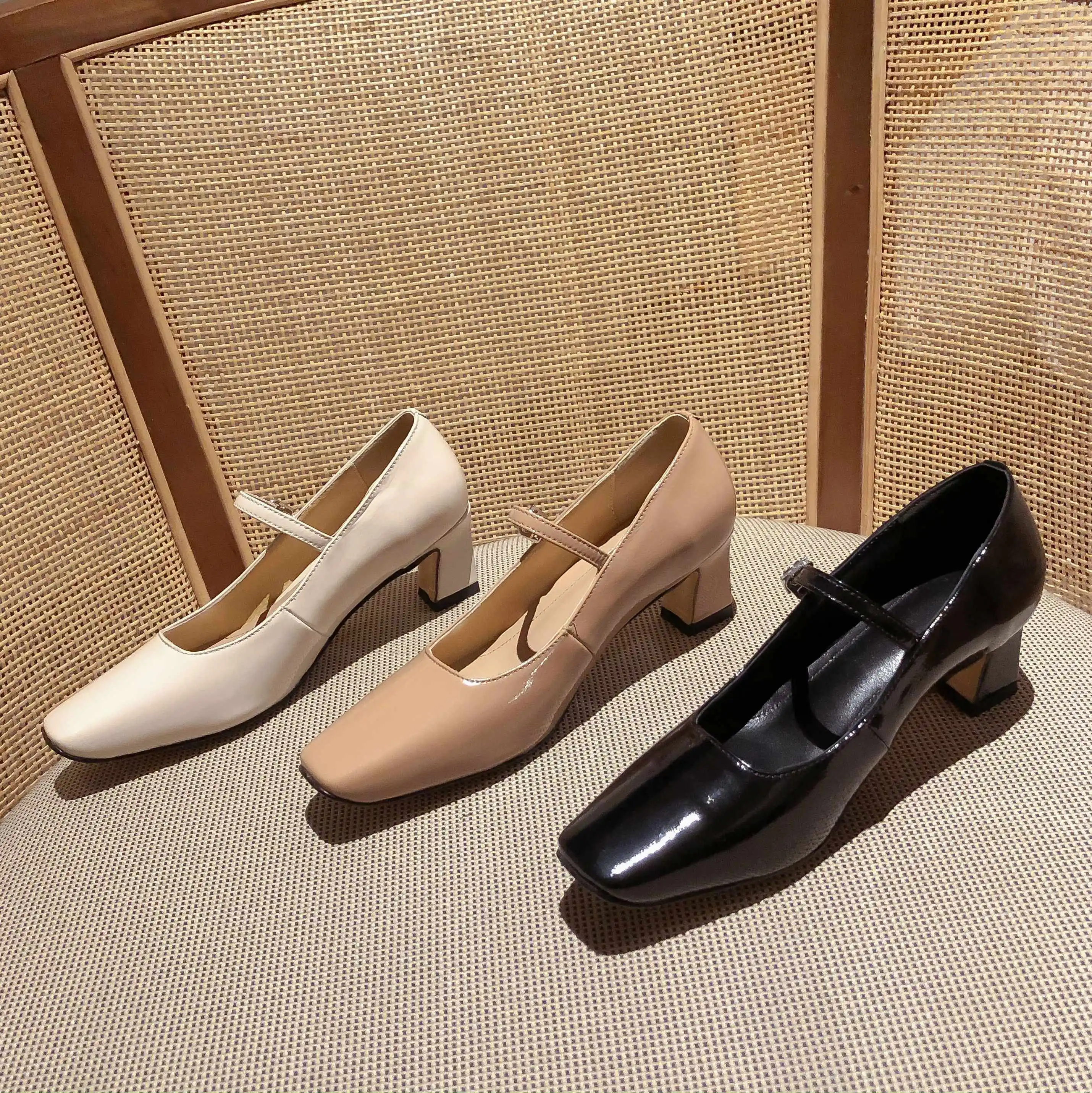 Lanxuryee big size concise style full grain leather three colors square toe thick med heel buckle straps dress women pumps L5f3
Lanxuryee big size concise style full grain leather three colors square toe thick med heel buckle straps dress women pumps L5f3