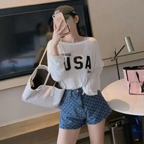 High waist denim shorts women's 2021 spring and summer retro loose Straight Leg Denim Shorts
High waist denim shorts women's 2021 spring and summer retro loose Straight Leg Denim Shorts