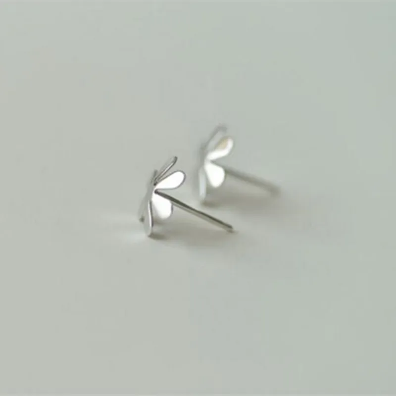 New 925 Sterling Silver Jewelry Fashion Beautiful Temperament Six Flowers Simple Anti-allergic Female Earrings SE138
New 925 Sterling Silver Jewelry Fashion Beautiful Temperament Six Flowers Simple Anti-allergic Female Earrings SE138