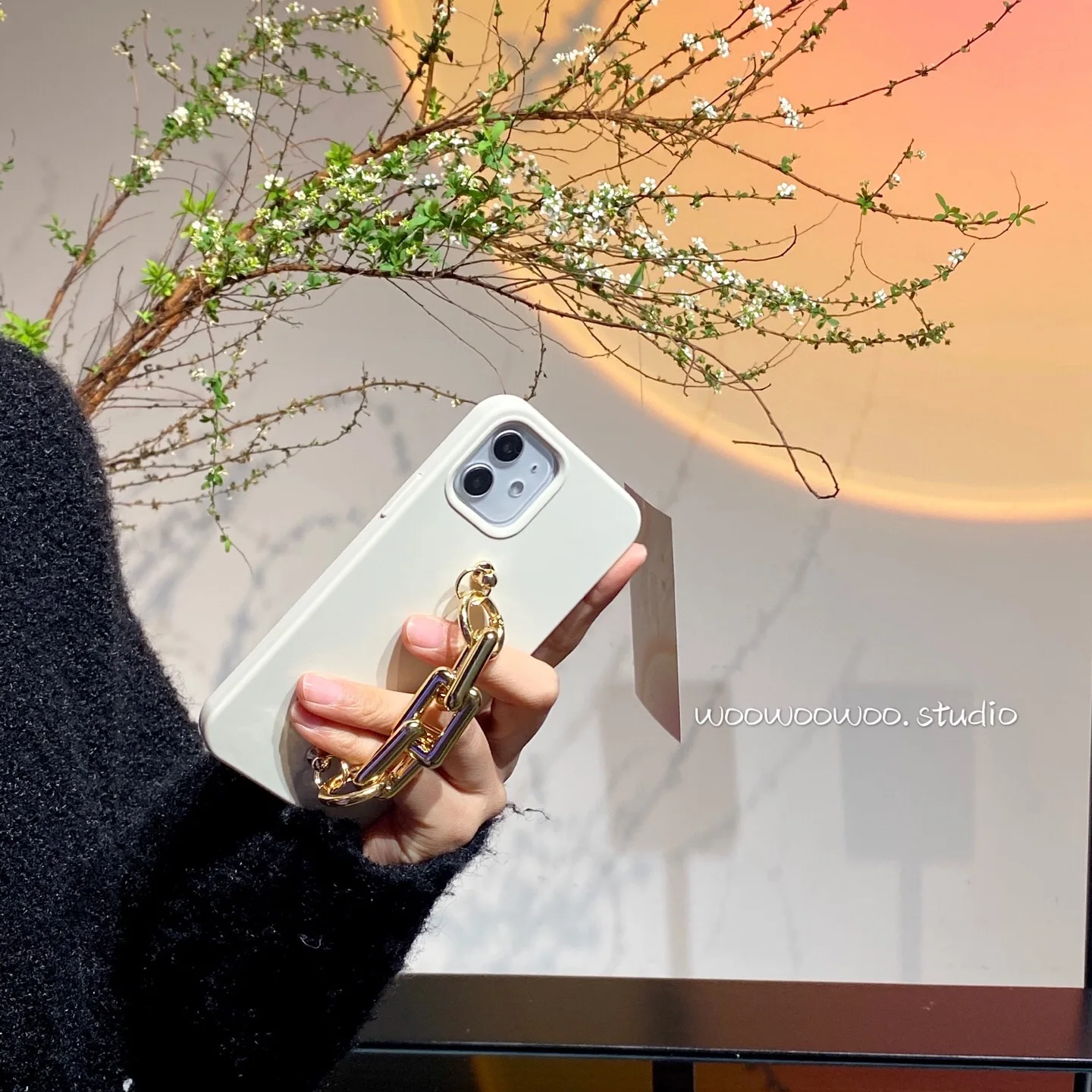 Korean temperament milky white suitable for Apple 11 liquid silicone soft shell iphone12promax chain mobile phone case XS 
Korean temperament milky white suitable for Apple 11 liquid silicone soft shell iphone12promax chain mobile phone case XS