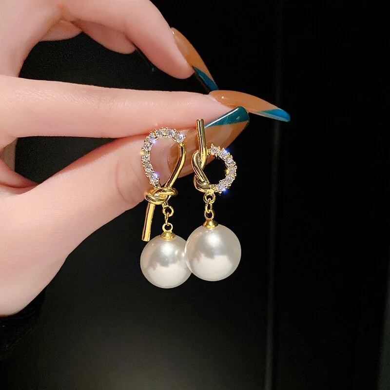 2021 New Arrival Luxury Rhinestone Pearl Asymmetric Earrings For Women Gold Color Water Drop Crystal Pendant Jewelry Party Gift 
2021 New Arrival Luxury Rhinestone Pearl Asymmetric Earrings For Women Gold Color Water Drop Crystal Pendant Jewelry Party Gift