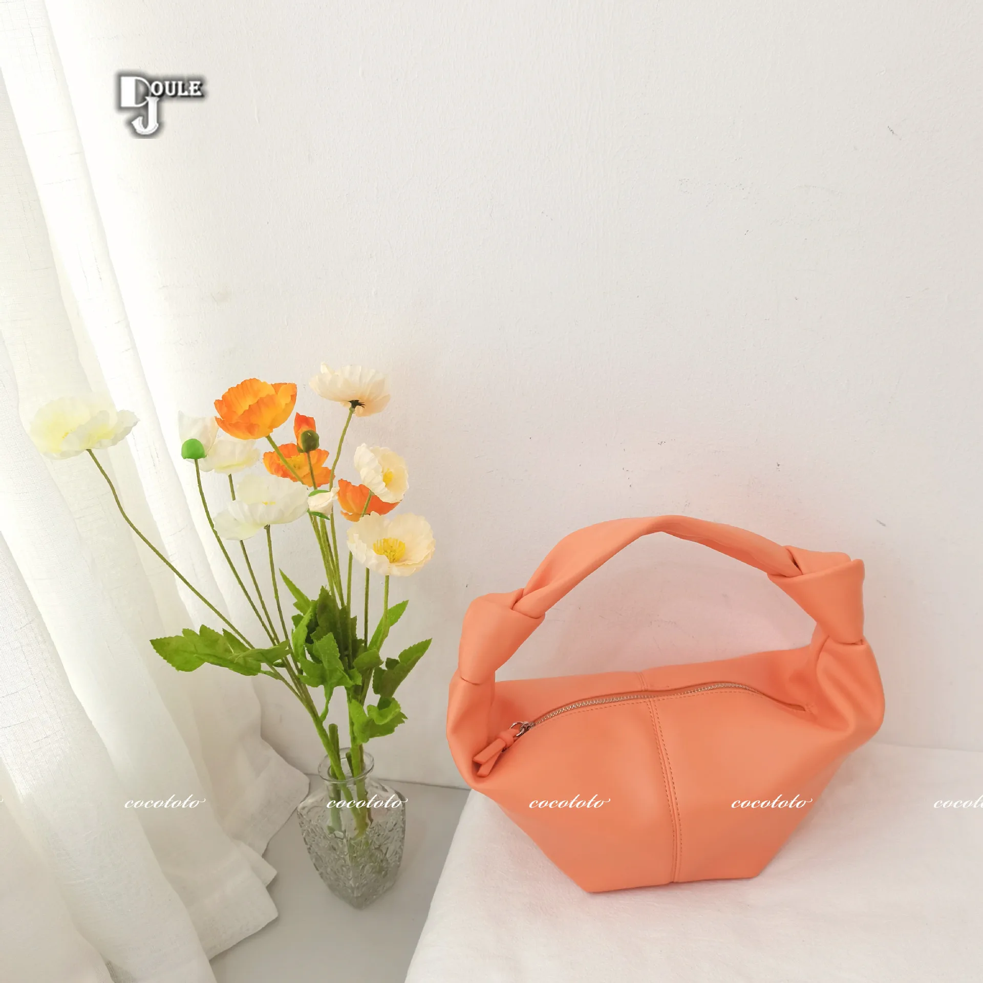 2020 new net red with the same candy-colored knot rope handbag cloud ox horn one-shoulder bag Yuanbao under the small bag
2020 new net red with the same candy-colored knot rope handbag cloud ox horn one-shoulder bag Yuanbao under the small bag