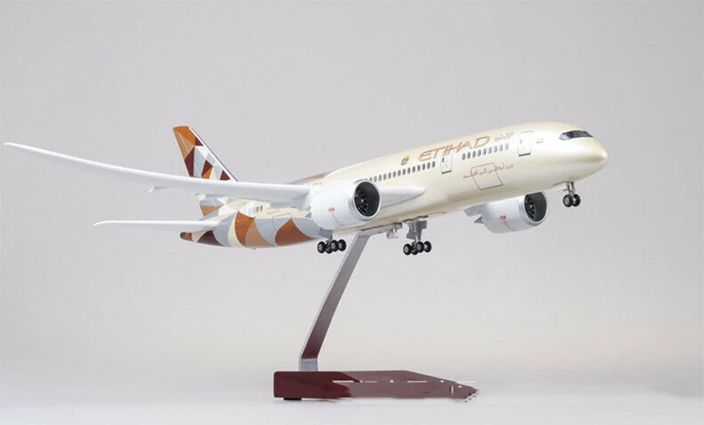 Модель самолета ETIHAD 1/130th Al-Ittihad Air, Боинг 787, Игрушечная модель самолета со светодиодсветильник кой и звуком для коллекции
Модель самолета ETIHAD 1/130th Al-Ittihad Air, Боинг 787, Игрушечная модель самолета со светодиодсветильник кой и звуком для коллекции
