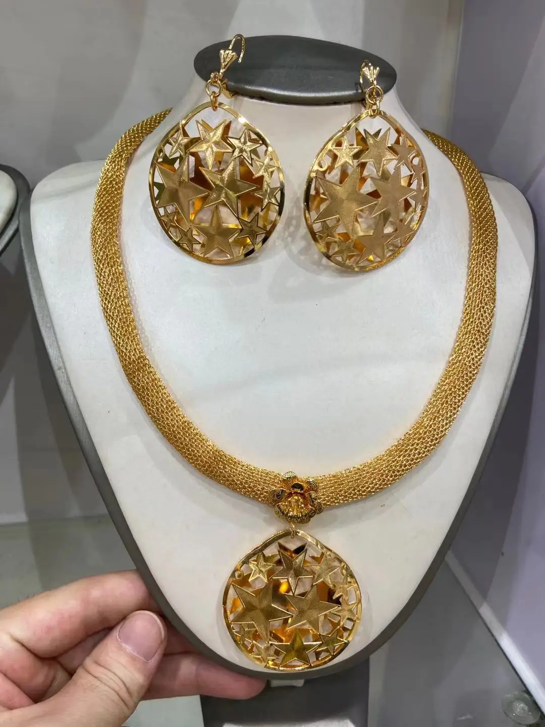 Dcroiao 24K High-End Temperament Real Gold Arab Dubai Jewelry Set Plated Jewelry Wedding Set Necklace Earring Ladies Gift Set
Dcroiao 24K High-End Temperament Real Gold Arab Dubai Jewelry Set Plated Jewelry Wedding Set Necklace Earring Ladies Gift Set