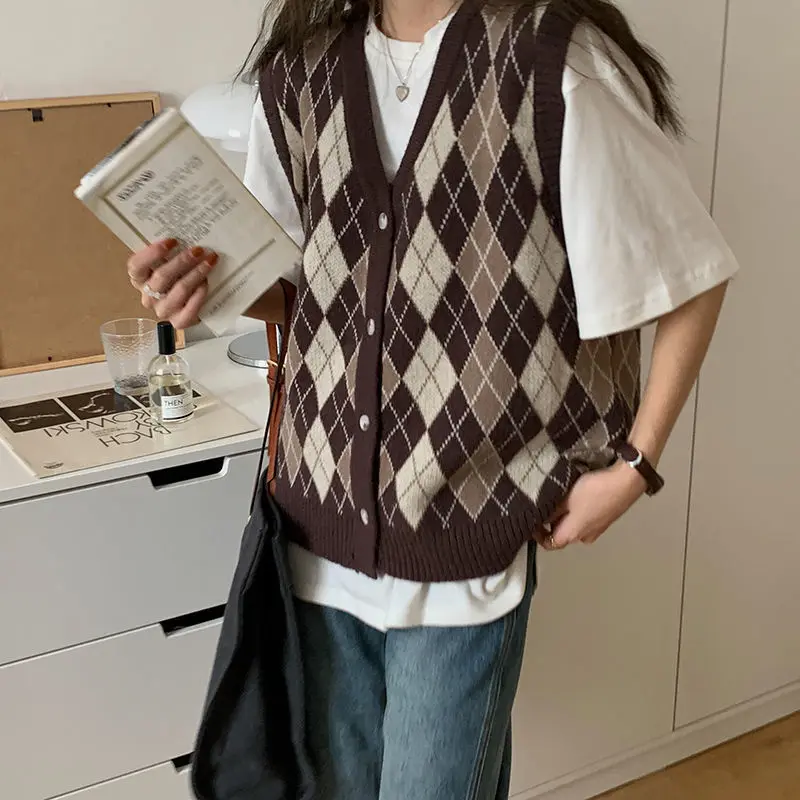 British style sleeveless knit cardigan college girl cool and handsome loose diamond button sweater
British style sleeveless knit cardigan college girl cool and handsome loose diamond button sweater