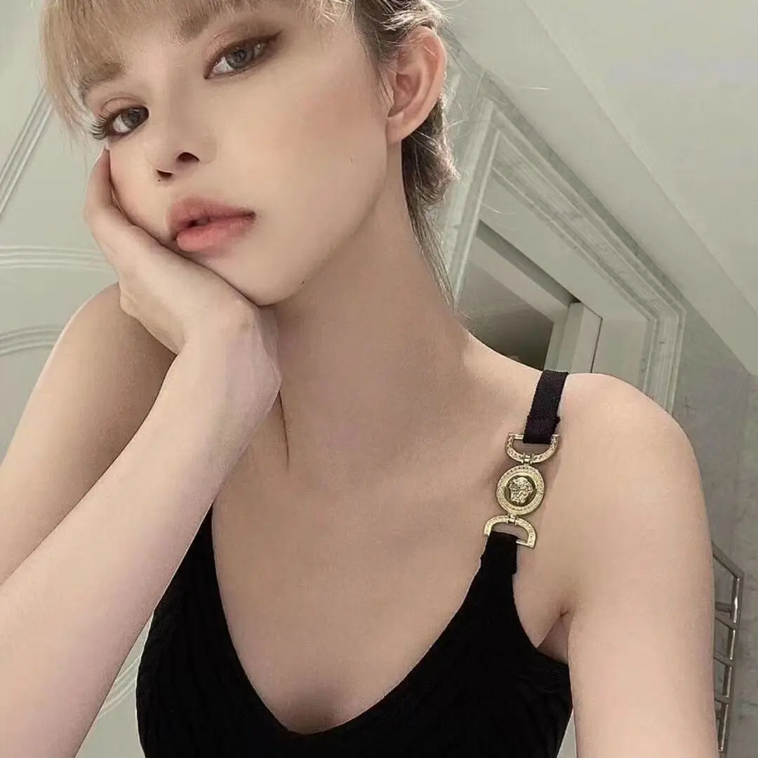Decorative camisole knitted vest 2020 spring/summer new Korean sexy shoulder-length v-neck stretch tight inner top
Decorative camisole knitted vest 2020 spring/summer new Korean sexy shoulder-length v-neck stretch tight inner top