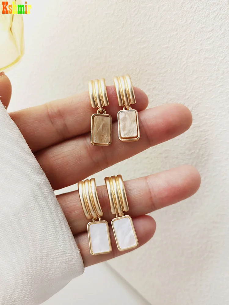 Kshmir Retro matte texture women's earrings stylish refined design arc earrings simple earrings for girls jewelry gifts 2021
Kshmir Retro matte texture women's earrings stylish refined design arc earrings simple earrings for girls jewelry gifts 2021