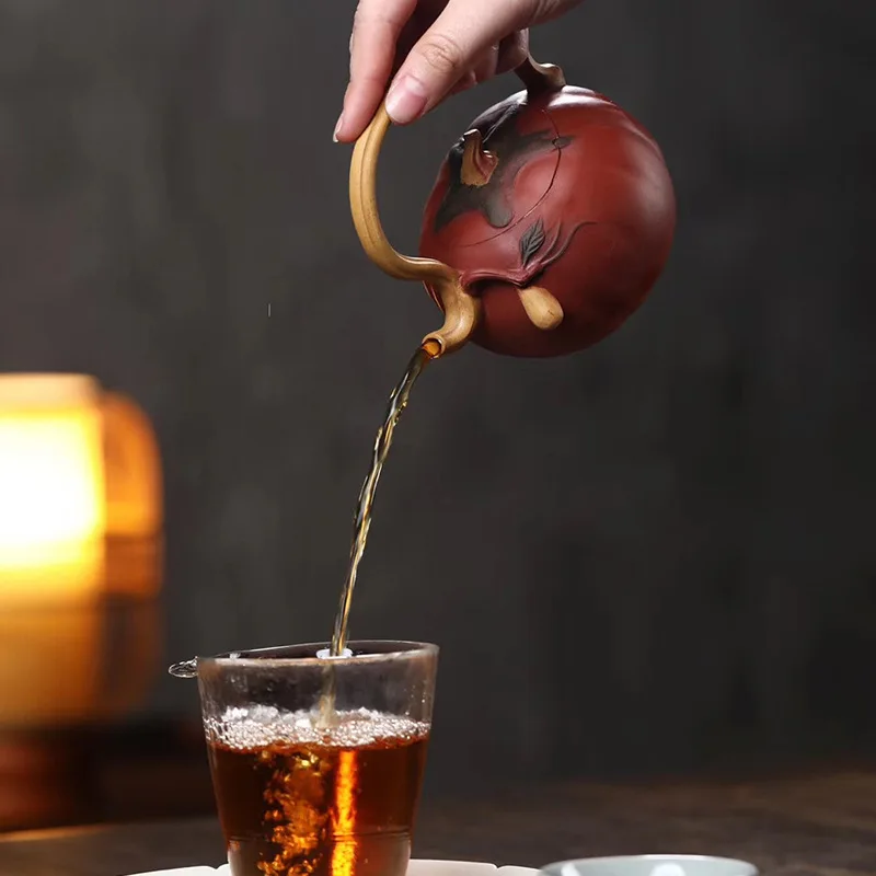 Yixing purple clay pot famous handmade high-quality bionic device tomato beam flower ware teapot and tea set
Yixing purple clay pot famous handmade high-quality bionic device tomato beam flower ware teapot and tea set