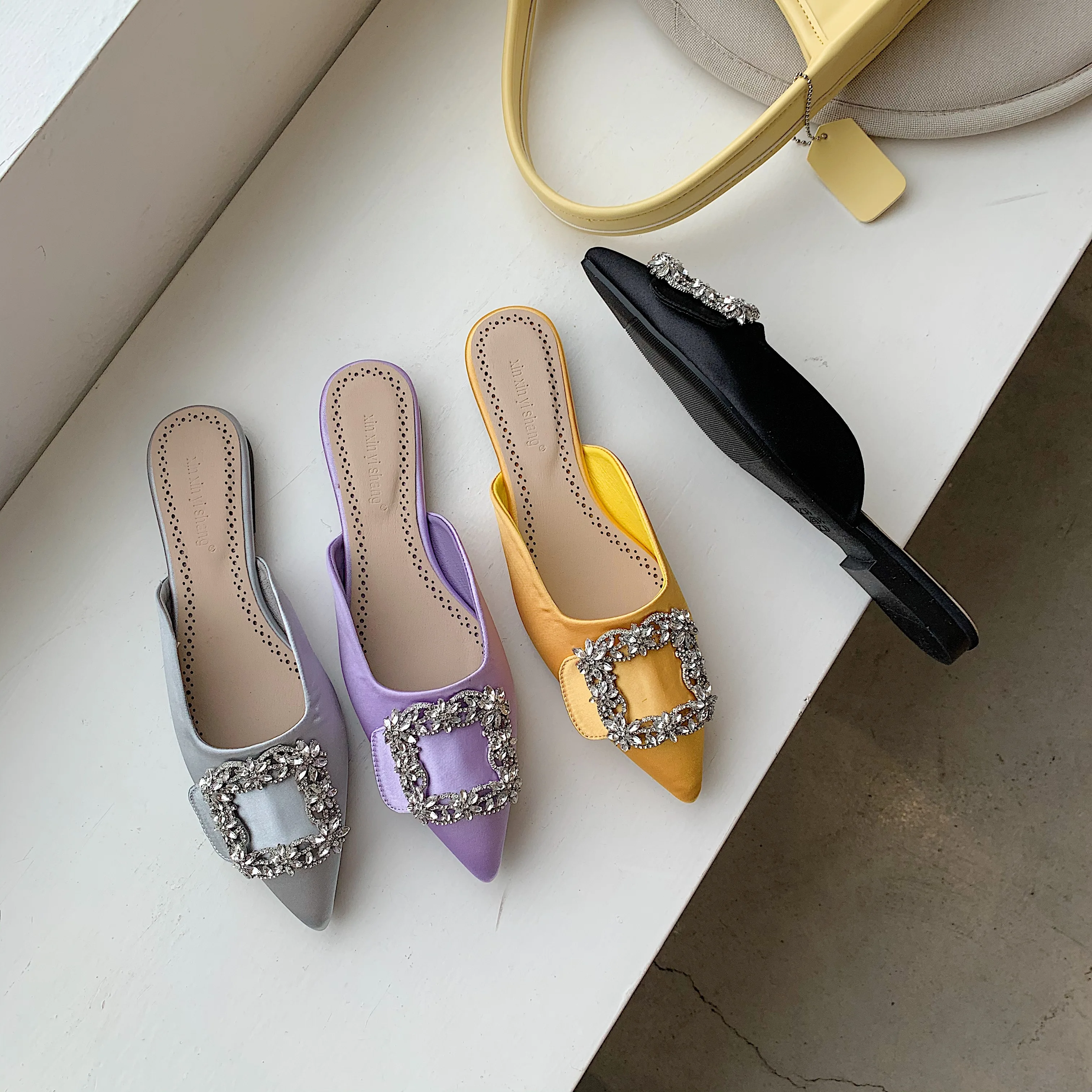 Pointed Summer Women Slippers Rhinestone Elegant Flats Beach Slip On Mules Sandals Casual Ladies Crystal Shoes For Women 2021
Pointed Summer Women Slippers Rhinestone Elegant Flats Beach Slip On Mules Sandals Casual Ladies Crystal Shoes For Women 2021