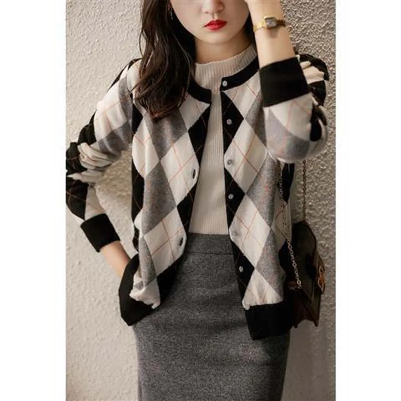 Winter 2020 new knitted cardigan women's loose fashion retro diamond button sweater
Winter 2020 new knitted cardigan women's loose fashion retro diamond button sweater