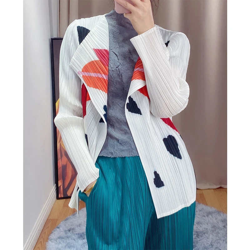 2020 spring and summer thin love print Women's jacket Miyak fold fashion Western-style long-sleeved wild casual Cardigan jacket
2020 spring and summer thin love print Women's jacket Miyak fold fashion Western-style long-sleeved wild casual Cardigan jacket