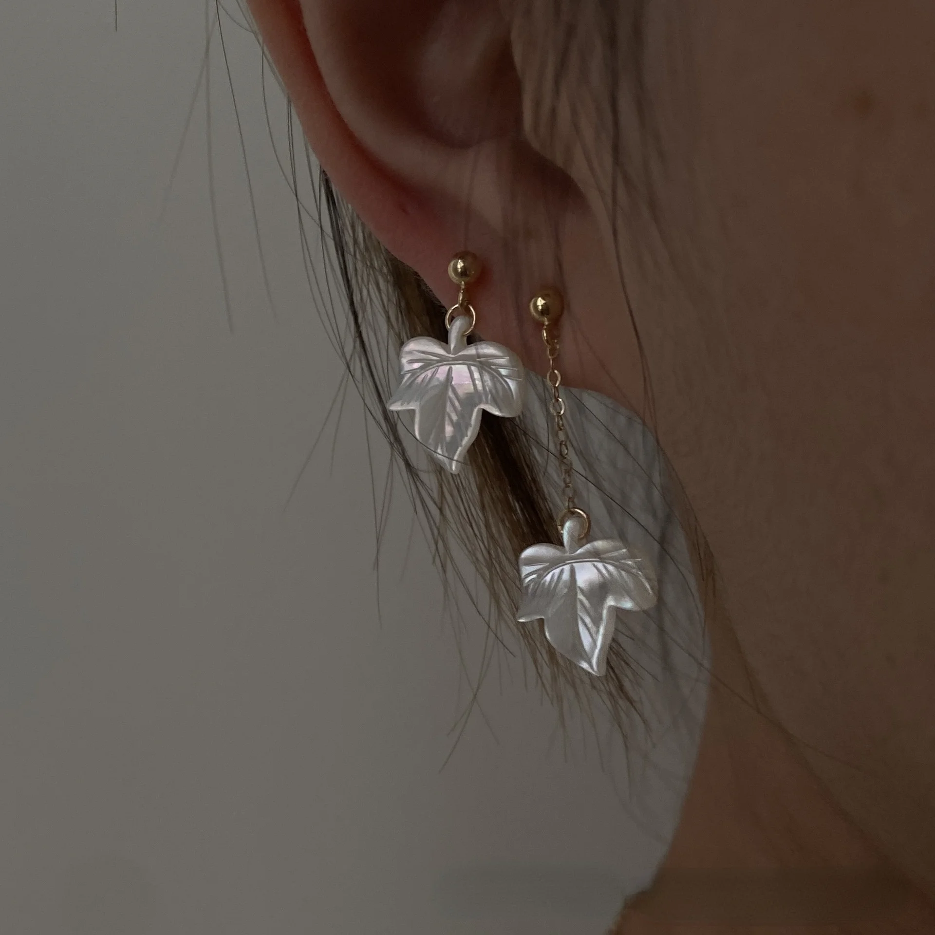 Романтичные женские серьги из натуральной ракушки, асимметричные серьги-подвески в виде листьев, повседневные украшения 
Романтичные женские серьги из натуральной ракушки, асимметричные серьги-подвески в виде листьев, повседневные украшения