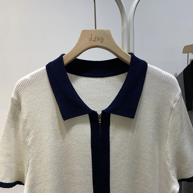 2021 Summer Fashion Short Sleeve Ladies Knitwear Women Korean Elegant Retro Stylish Ladies Top Simple Polo Collar Zipper Sweater 
2021 Summer Fashion Short Sleeve Ladies Knitwear Women Korean Elegant Retro Stylish Ladies Top Simple Polo Collar Zipper Sweater