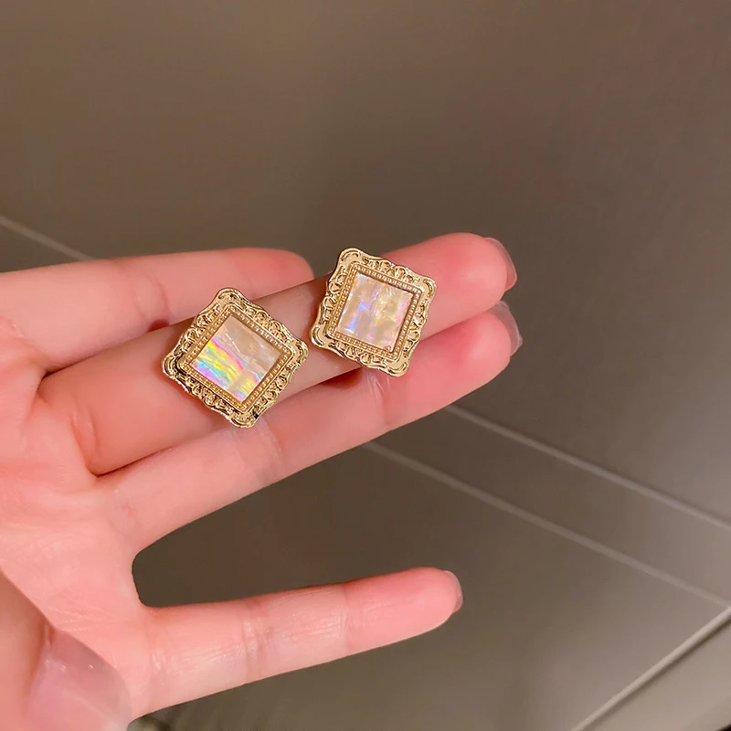 Позволяh Модные Винтажные серьги для женщин корейские большие геометрические металлические золотые серьги простые Стильные женские серьг...
Позволяh Модные Винтажные серьги для женщин корейские большие геометрические металлические золотые серьги простые Стильные женские серьг...