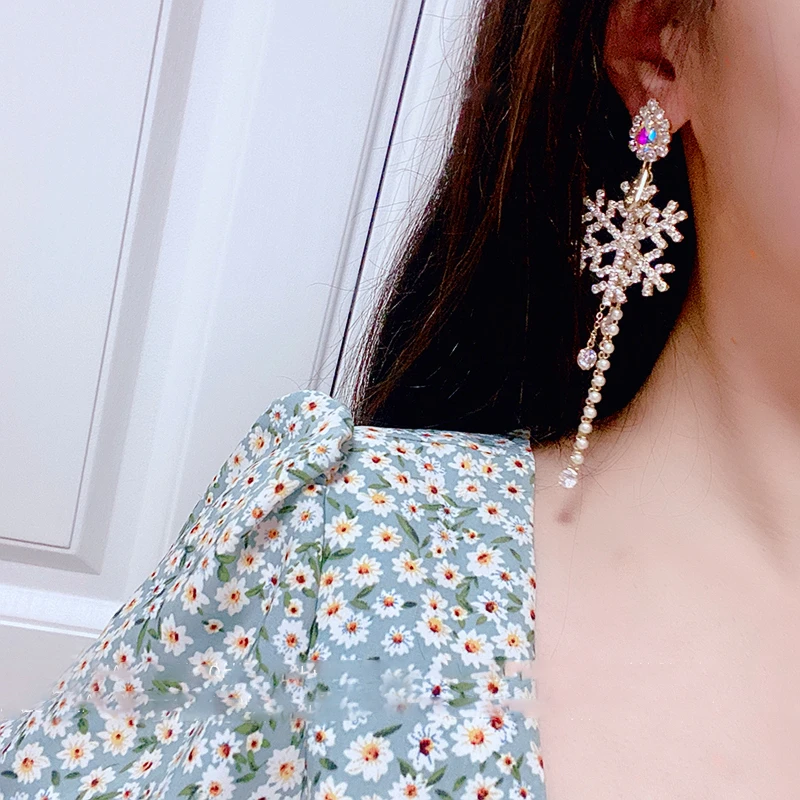 MENGJIQIAO New Shiny Rhinestone Snowflake Asymmetry Pearl Beads Tassel Drop Earrings Women Elegant Christmas Pendientes Jewelry
MENGJIQIAO New Shiny Rhinestone Snowflake Asymmetry Pearl Beads Tassel Drop Earrings Women Elegant Christmas Pendientes Jewelry