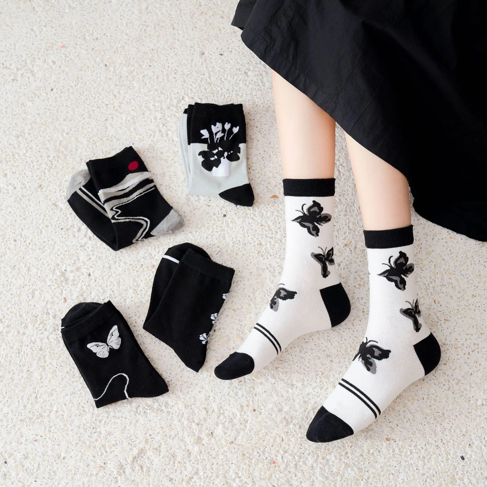 The New Four Seasons Tube Female Fungus Pure Cotton Printing Black and White Personality Japanese Ukiyo-e Trend Stockings Cute
The New Four Seasons Tube Female Fungus Pure Cotton Printing Black and White Personality Japanese Ukiyo-e Trend Stockings Cute