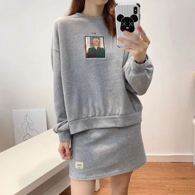 Spring and Autumn Loose Fashion Casual All-match Printed Pattern Round Neck Solid Color Sweater Skirt Two-piece Suit for Women
Spring and Autumn Loose Fashion Casual All-match Printed Pattern Round Neck Solid Color Sweater Skirt Two-piece Suit for Women