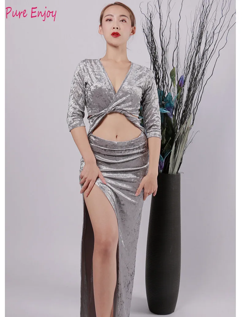Belly dance dance dress suit autumn and winter V-neck sexy high-grade velvet dress dance practice clothes performance clothes
Belly dance dance dress suit autumn and winter V-neck sexy high-grade velvet dress dance practice clothes performance clothes