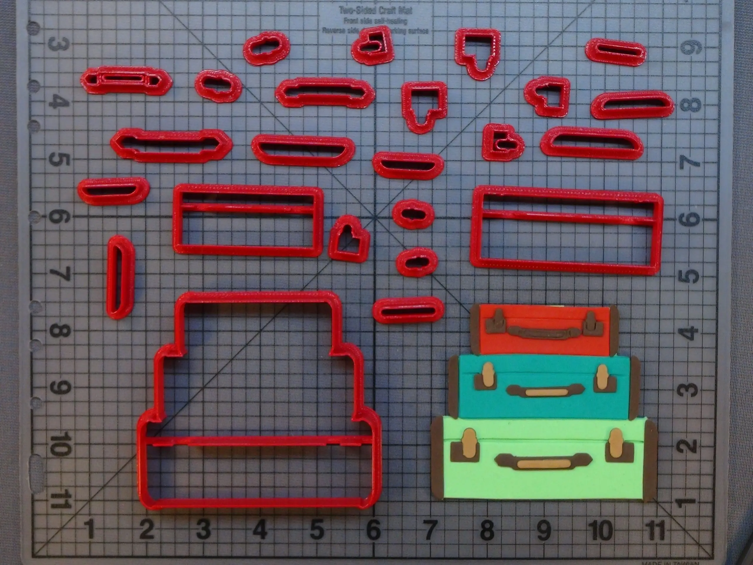 The luggage Cookie Cutter Mold Kitchen Baking Supplies Cake Icing Decoration Mold Fudge Tool Set 3D Cake Stand Skeleton
The luggage Cookie Cutter Mold Kitchen Baking Supplies Cake Icing Decoration Mold Fudge Tool Set 3D Cake Stand Skeleton