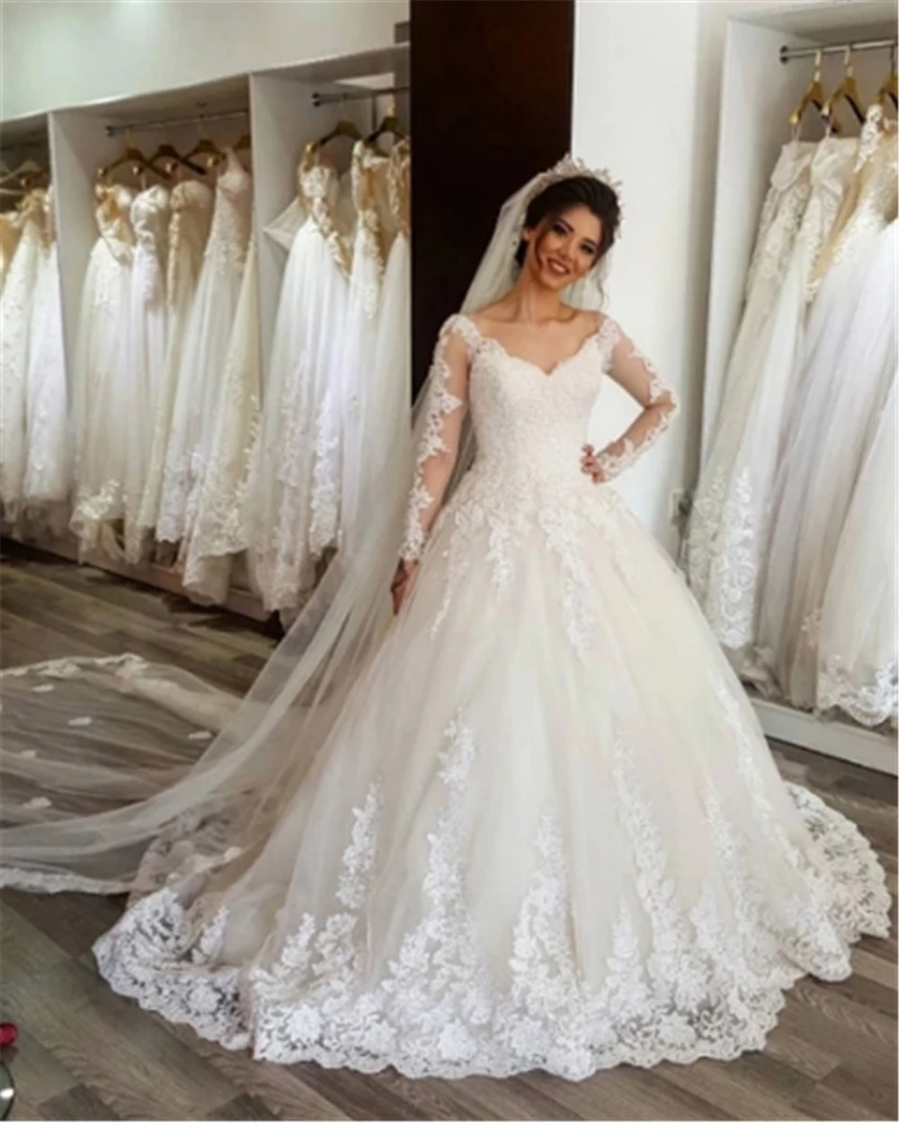 Exquisite dress wedding Vintage Full Sleeves Ivory Deep V-Neck Appliques Flowers Custom-Made Ball Gown Wedding Gowns 2019
Exquisite dress wedding Vintage Full Sleeves Ivory Deep V-Neck Appliques Flowers Custom-Made Ball Gown Wedding Gowns 2019