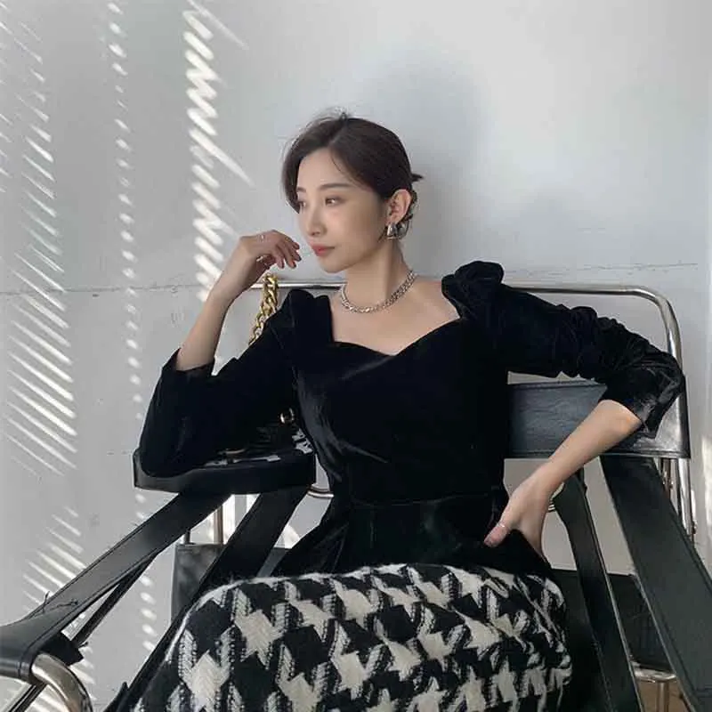 French Style Vintage Blue Velvet Square Collar Puff Sleeve Chic Tops Elegant Ladies Brand Design Shirt Women New Spring Clothes
French Style Vintage Blue Velvet Square Collar Puff Sleeve Chic Tops Elegant Ladies Brand Design Shirt Women New Spring Clothes