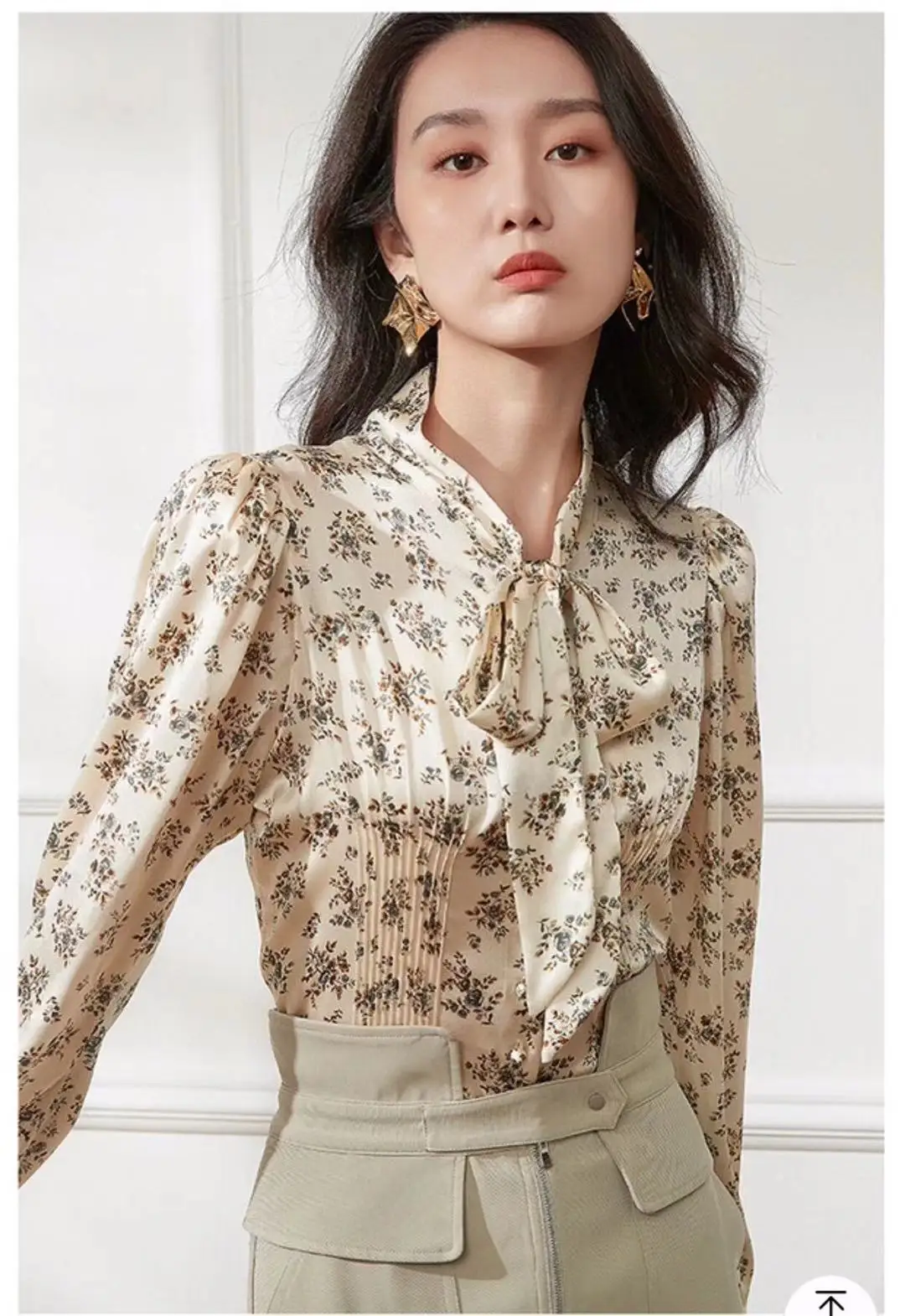 Pleated 2021 Early Spring Women Long Sleeve Shirt Bow Collar Blouse Flowers Print Silk Fashion Holiday Tops
Pleated 2021 Early Spring Women Long Sleeve Shirt Bow Collar Blouse Flowers Print Silk Fashion Holiday Tops