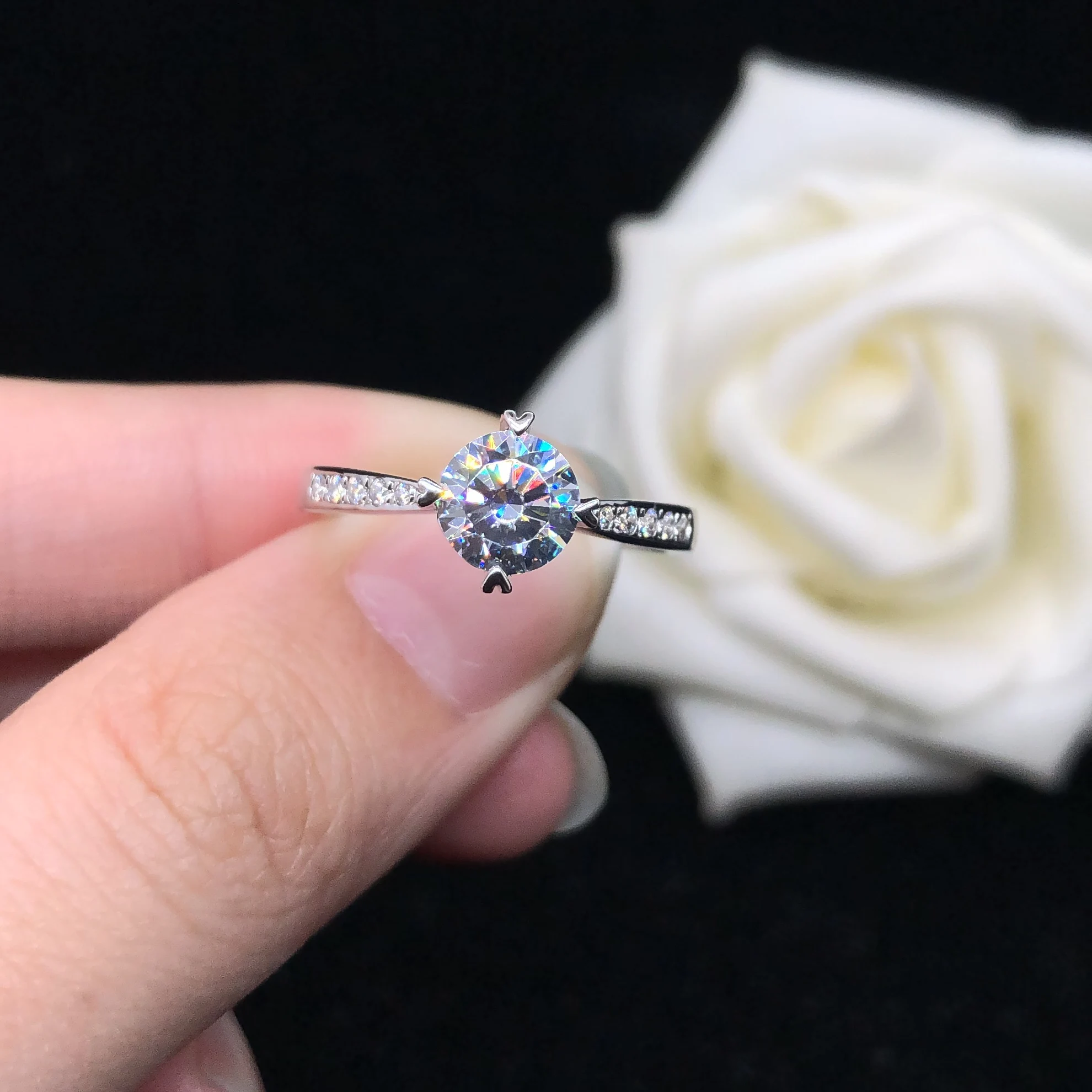 Solid Platinum 950 Test Positive 1Ct 6.5mm D Color Moissanite Engagement Ring High Quality Female Heart Pattern PT950 Stamped 
Solid Platinum 950 Test Positive 1Ct 6.5mm D Color Moissanite Engagement Ring High Quality Female Heart Pattern PT950 Stamped