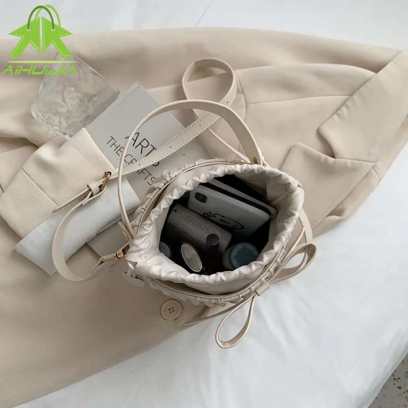 2021 Fashion New PU Leather Bow Shoulder Handbags Pleated Women Solid Color Bucket Bags Casual Trend String Small Crossbody Bags
2021 Fashion New PU Leather Bow Shoulder Handbags Pleated Women Solid Color Bucket Bags Casual Trend String Small Crossbody Bags