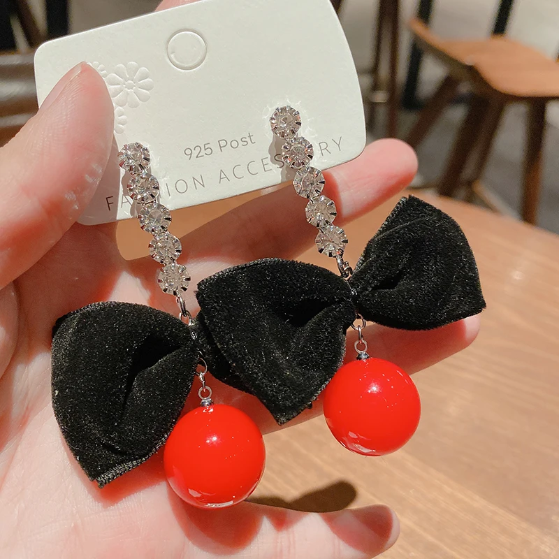 Exaggerated Bow Earrings Red Bead Pendant Female Jewelry High Quality Unusual Earrings Exquisite Jewelry Accessories 2021 Trend
Exaggerated Bow Earrings Red Bead Pendant Female Jewelry High Quality Unusual Earrings Exquisite Jewelry Accessories 2021 Trend