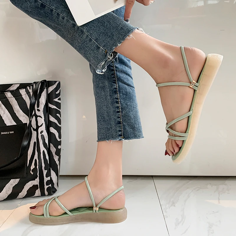 Rubber Slippers Female Shoes Glitter Slides Low Transparent Heel Fashion 2021 Soft Jelly Summer Luxury Flat Rome Crystal Scandal
Rubber Slippers Female Shoes Glitter Slides Low Transparent Heel Fashion 2021 Soft Jelly Summer Luxury Flat Rome Crystal Scandal
