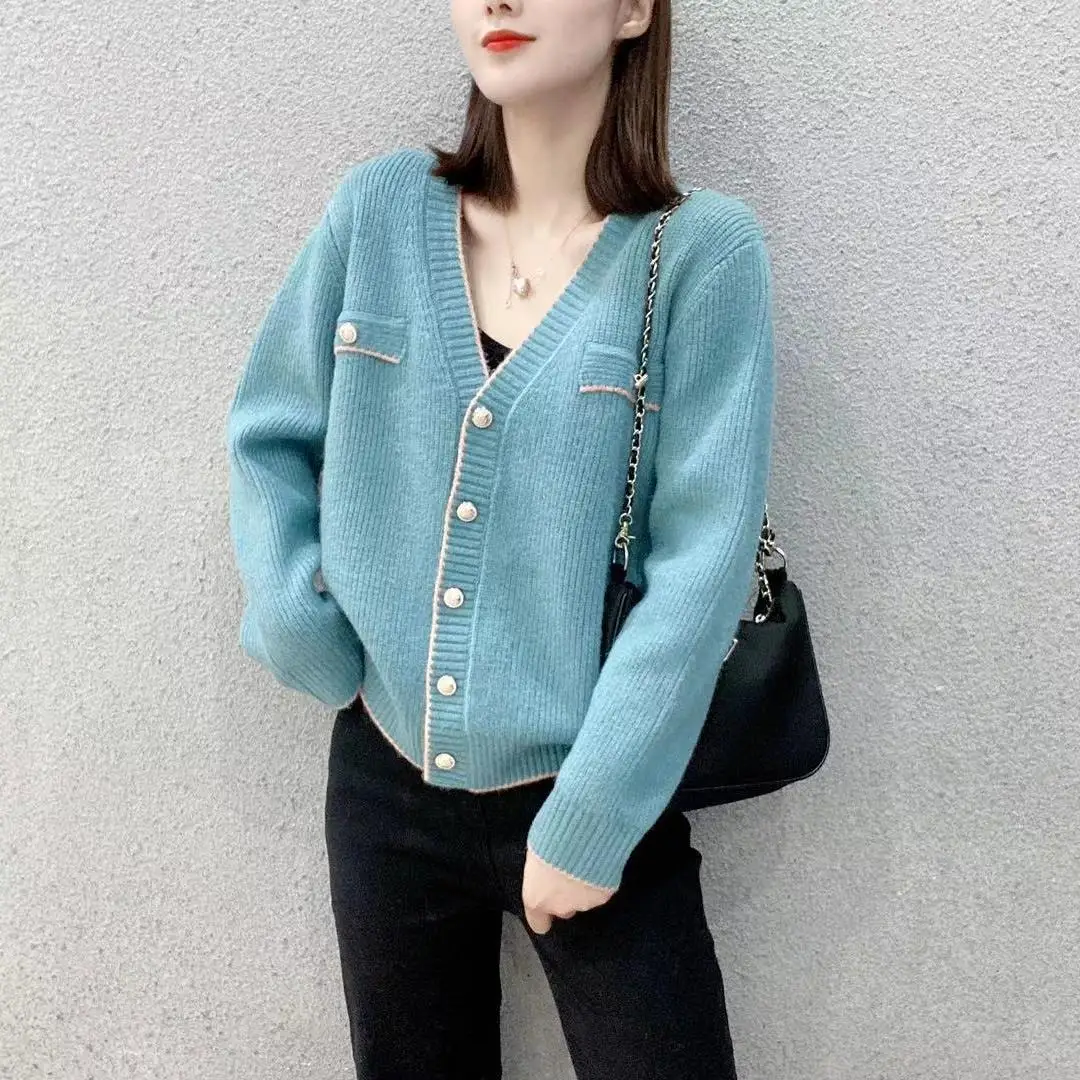 Xiaoxiangfeng short color contrast V-neck knitted cardigan for women's early spring new 2021 slim loose style sweater coat
Xiaoxiangfeng short color contrast V-neck knitted cardigan for women's early spring new 2021 slim loose style sweater coat