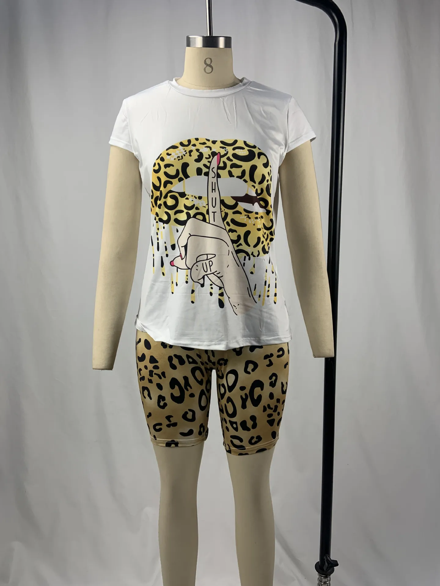 S-5XL Leopard Finger Print Two-Piece Large Size Women's Short Sleeve Top + Shorts With Fashion Letters Casual Shorts Set 2021
S-5XL Leopard Finger Print Two-Piece Large Size Women's Short Sleeve Top + Shorts With Fashion Letters Casual Shorts Set 2021